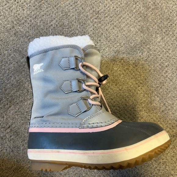 Used like new- Sorel youth waterproof snow boots - Picture 2 of 4